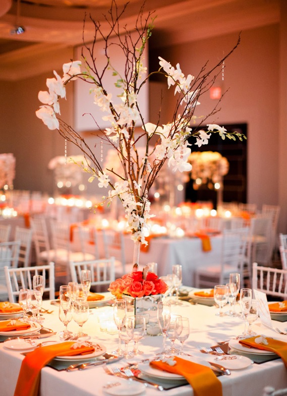 פרחים כתומים שולחן חתונה קישוטים וכוסות יין