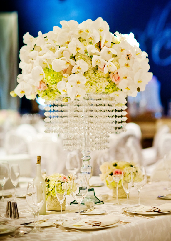 Hvitt bryllup krystall dekorasjoner vinglass og blomster midt