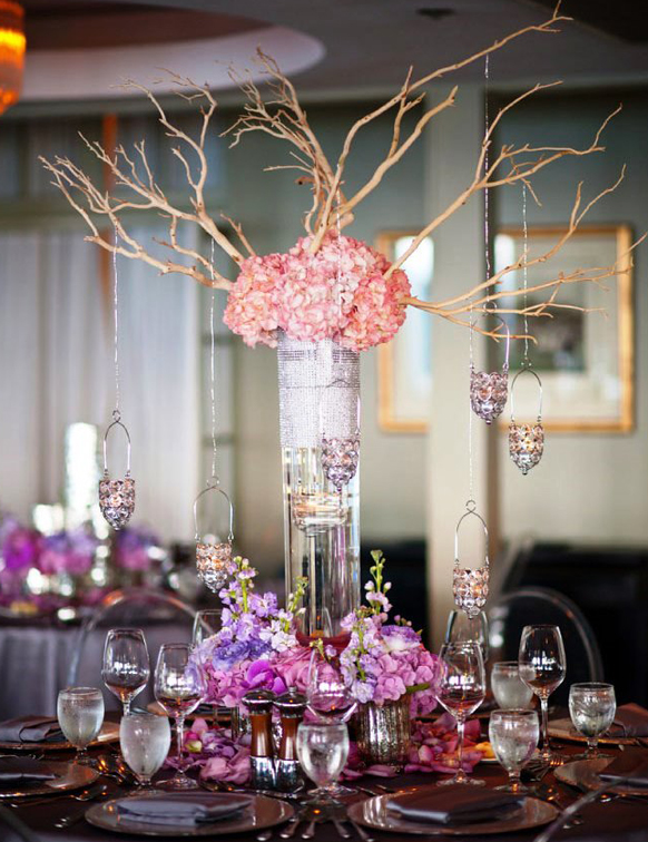 lilla bryllup bordpynt vinglas og blomster